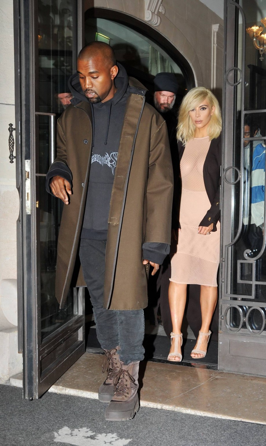 Kim Kardashian zeigt ihre riesigen Brüste braless in einem Fischnetz-Kleid auf der Lanvin
 #75170833