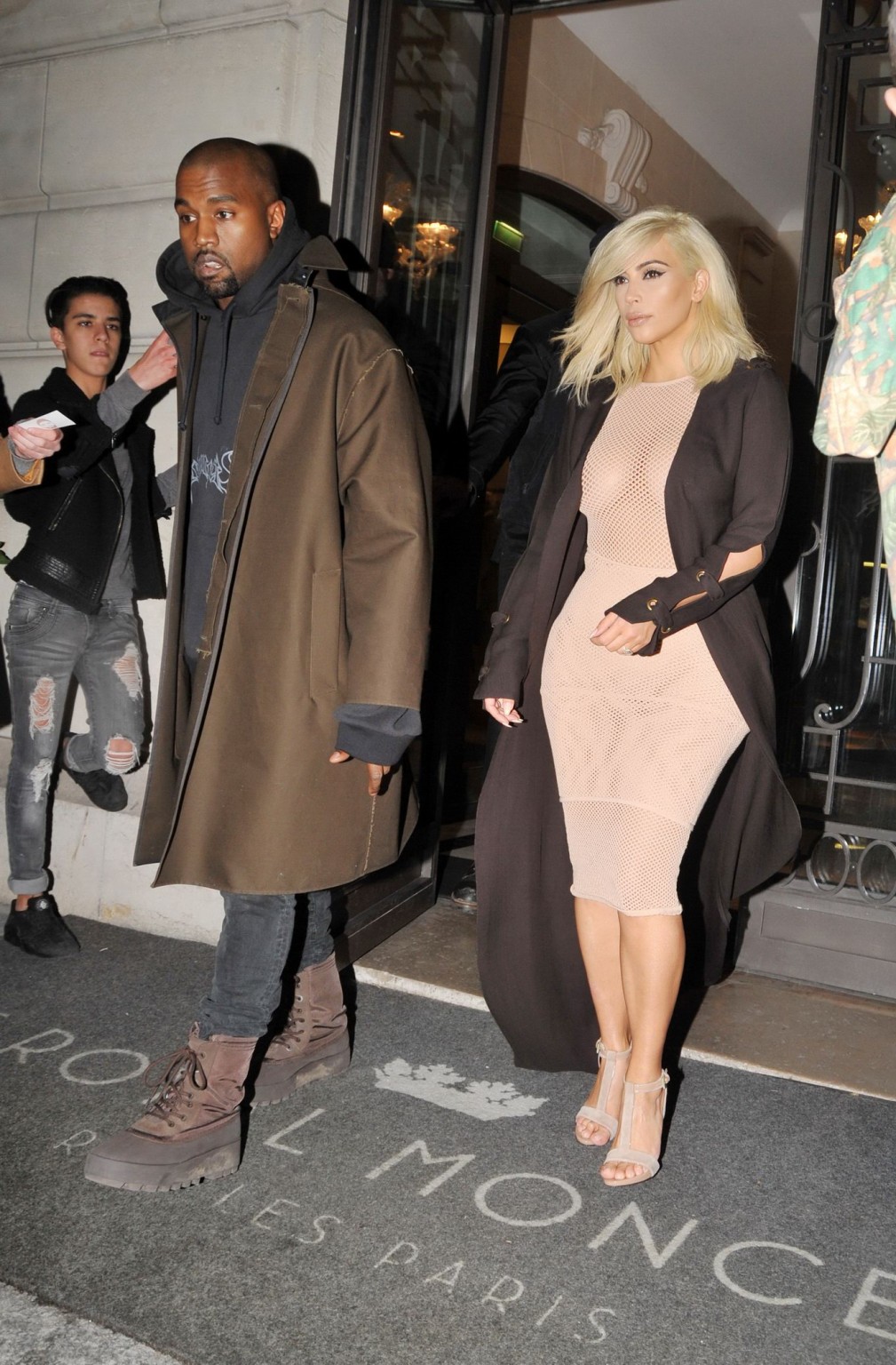 Kim Kardashian zeigt ihre riesigen Brüste braless in einem Fischnetz-Kleid auf der Lanvin
 #75170849