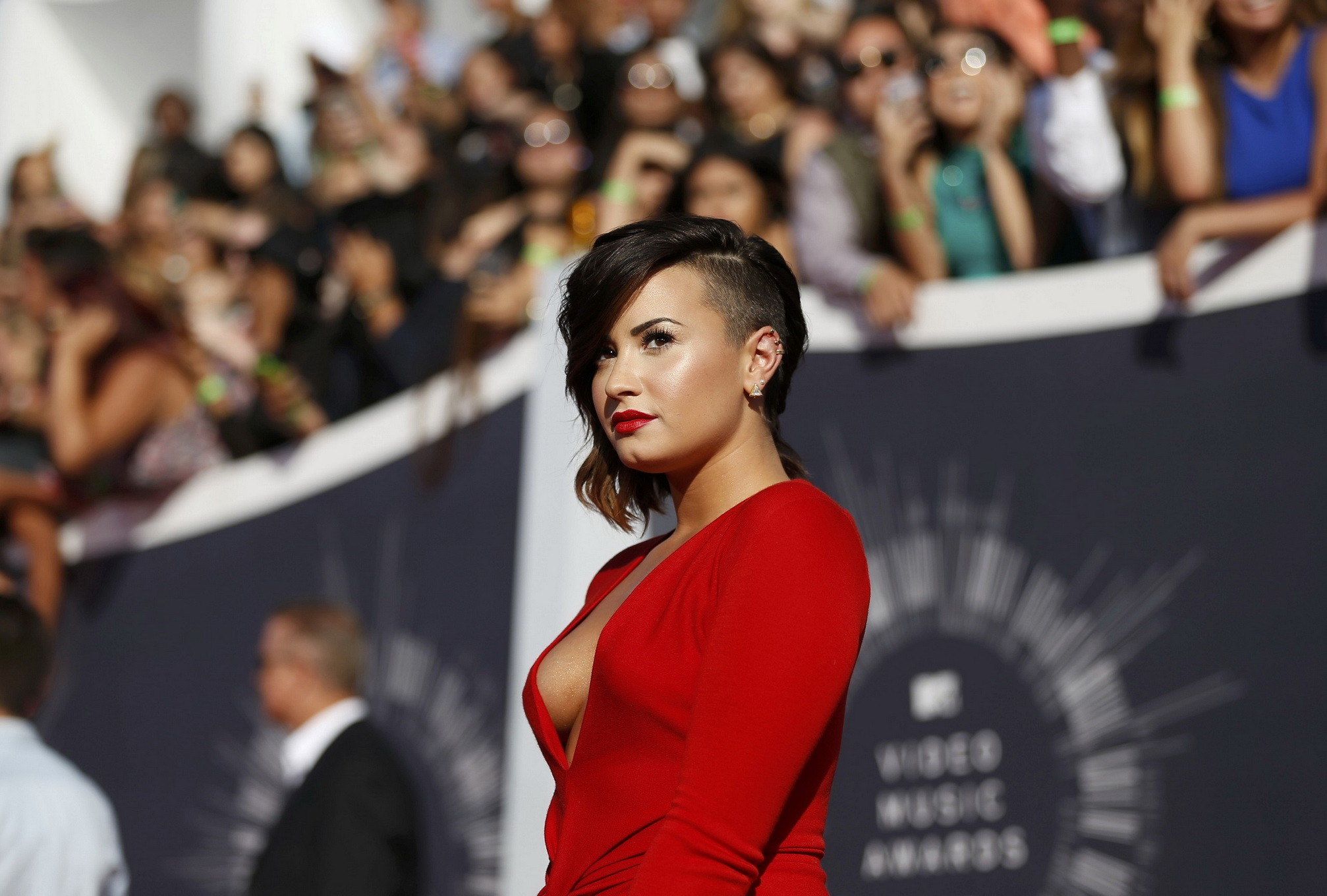 Demi lovato braless en un vestido rojo de corte bajo y abertura alta en los mtv video music aw 2014
 #75187359