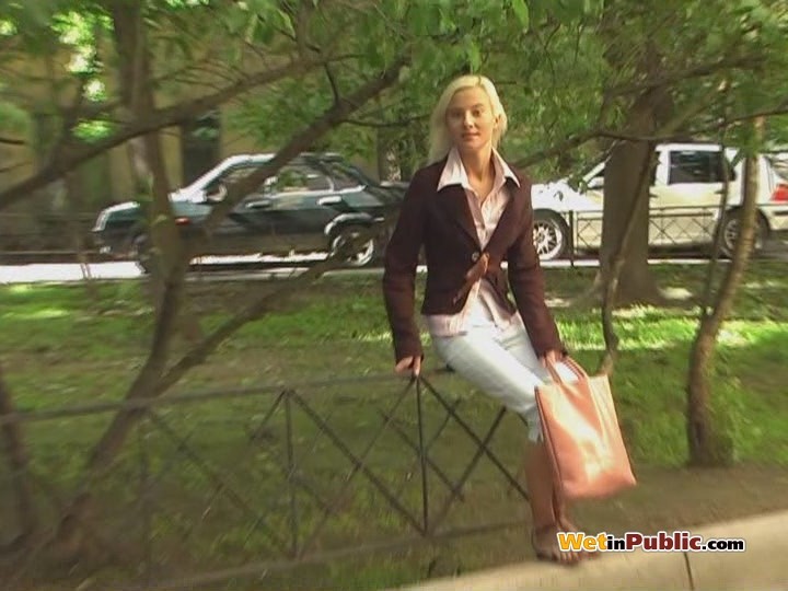 Verwirrte Blondie pinkelt in ihre weiße Reithose, da keine Toilette gefunden wurde
 #73255370