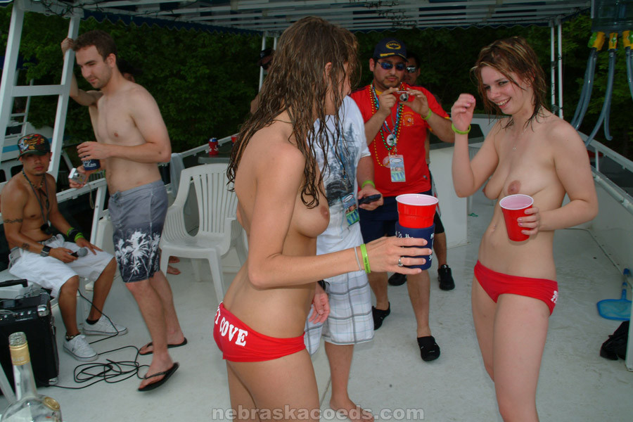 Spring Break Boot Party mit betrunkenen College-Mädchen, die sich ausziehen
 #76743156