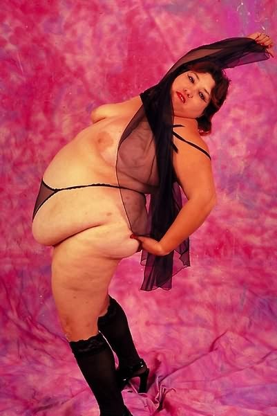 Fette auffällige Plumper mit riesigem Bauch
 #75588215