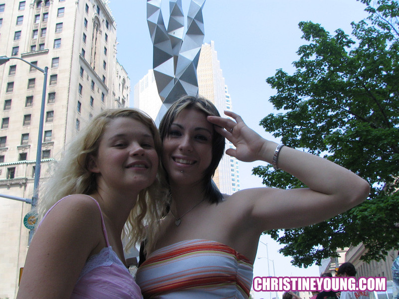 Deux jeunes sexy, Christine Young et une amie, posent pour vous.
 #73120918