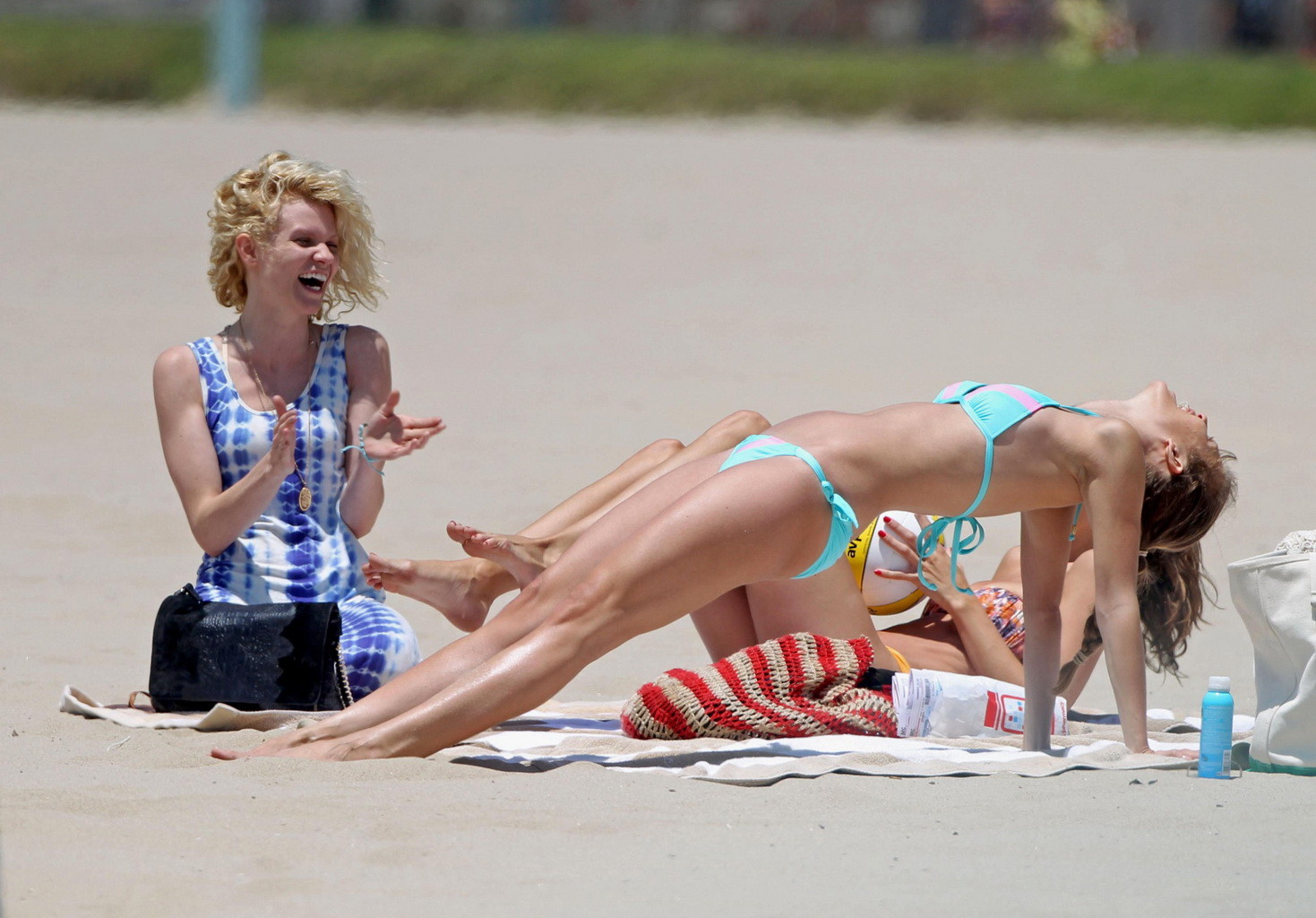 Annalynne mccord en bikini bleu à la plage de los angeles.
 #75230344