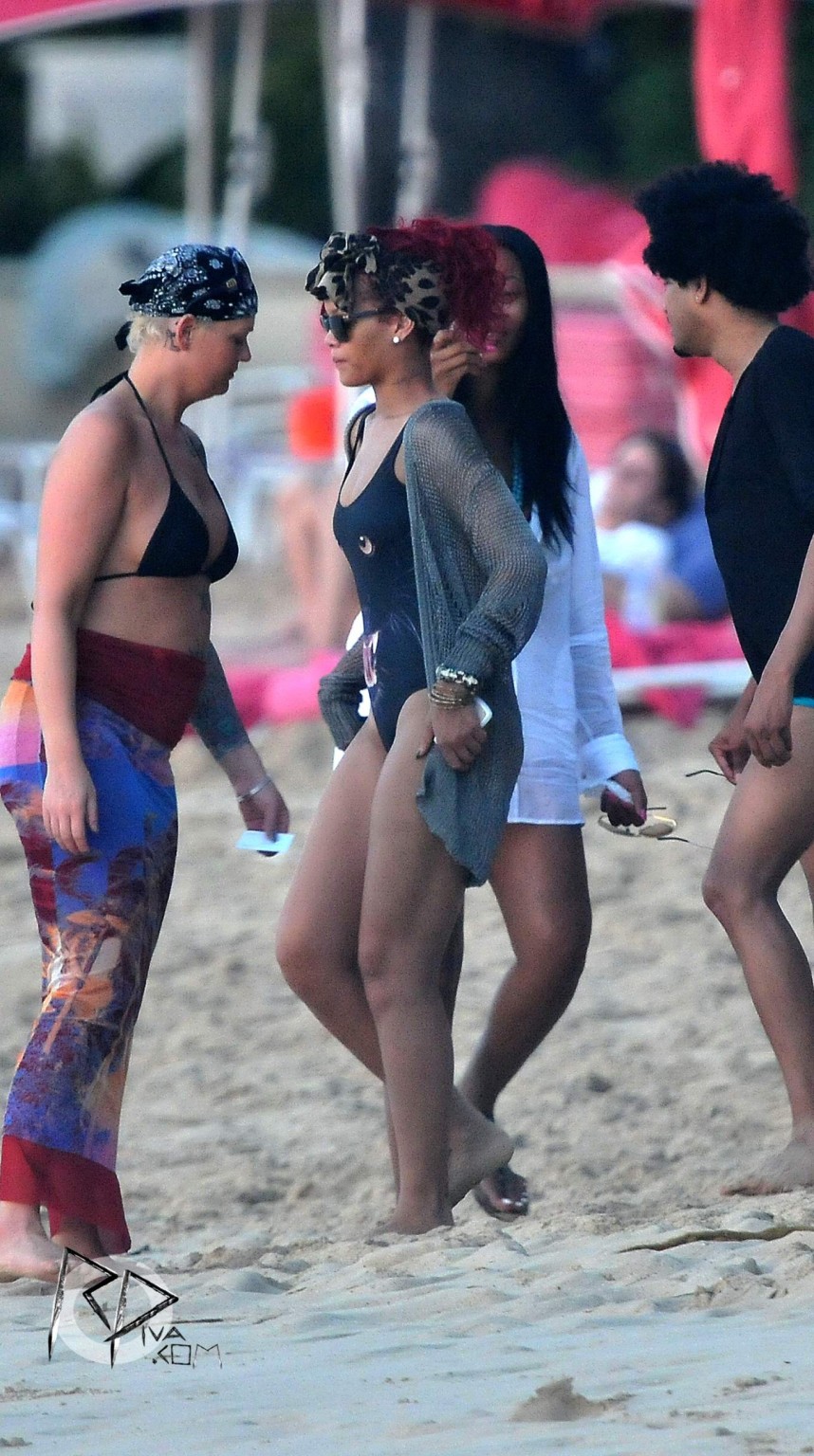 Rihanna sans soutien-gorge portant un haut transparent à la fête de vacances à la Barbade.
 #75322931