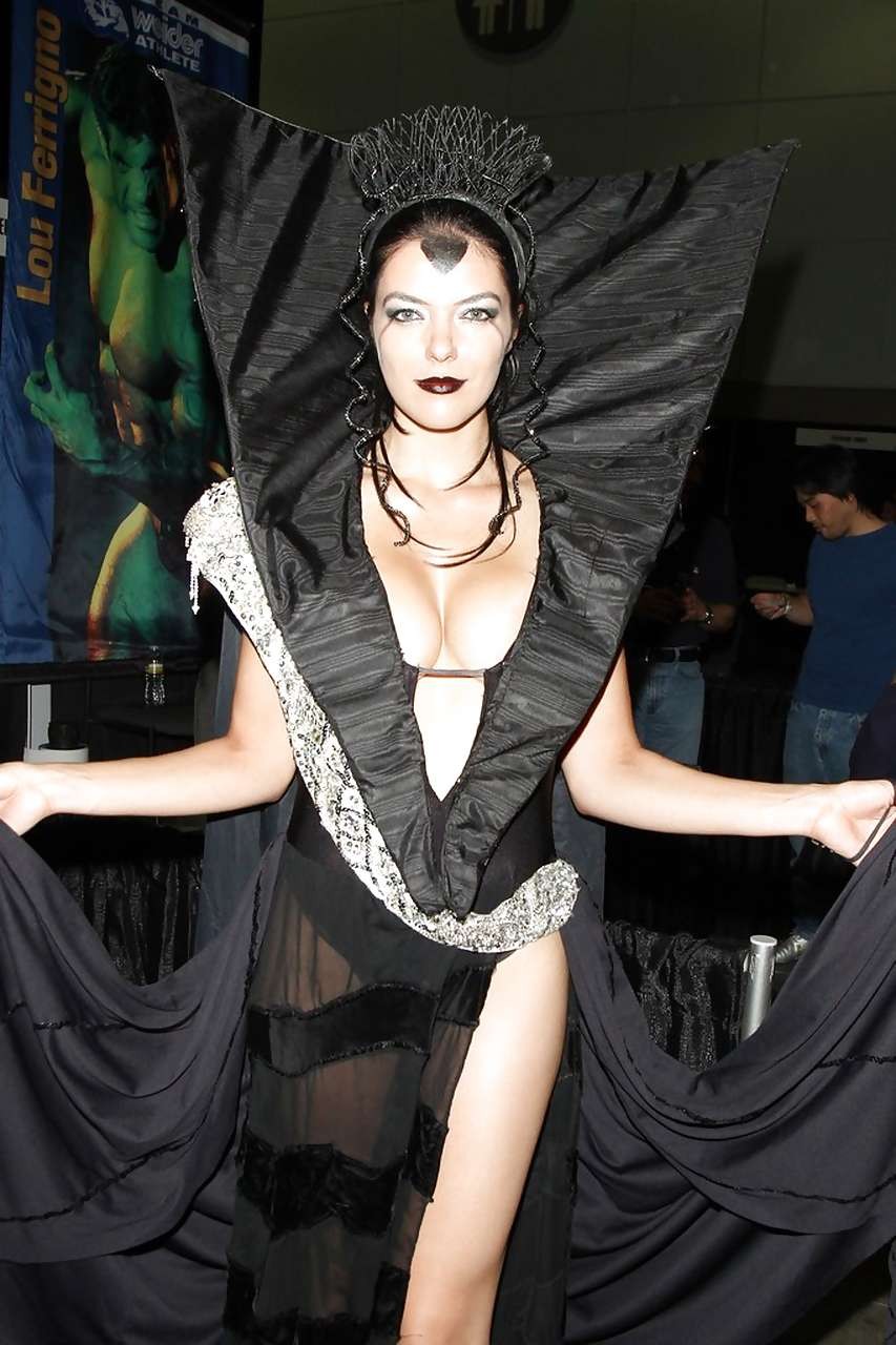 Adrianne curry montrant ses belles fesses en string et posant seins nus
 #75252756