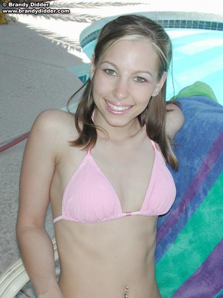Brandy Didder se déshabille au bord de la piscine
 #67772174