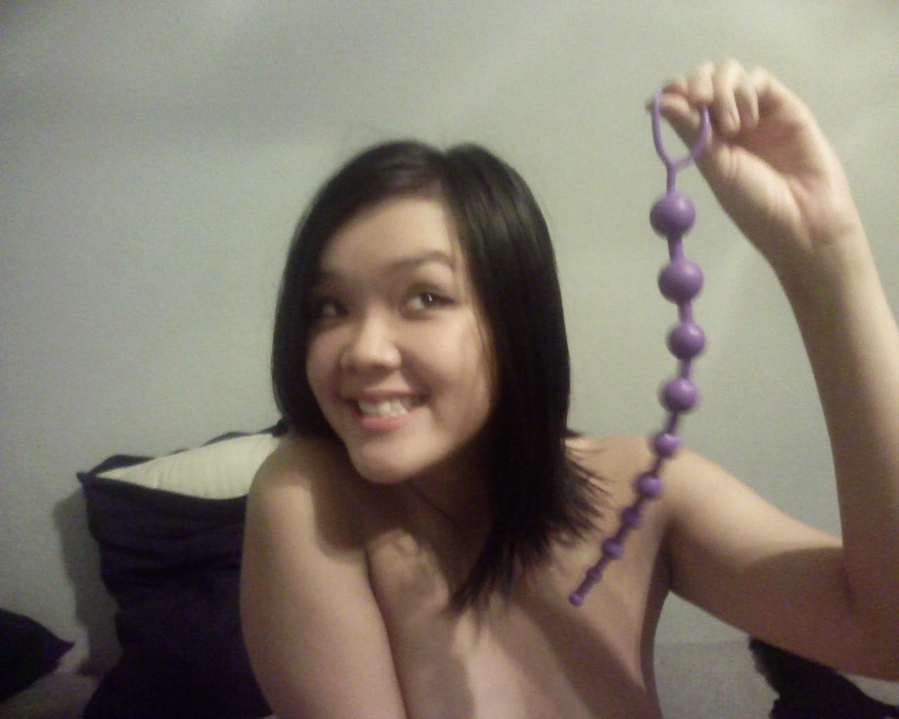 Asiática hace un stiptease befoe deslizando su coño en la polla enorme
 #69942326