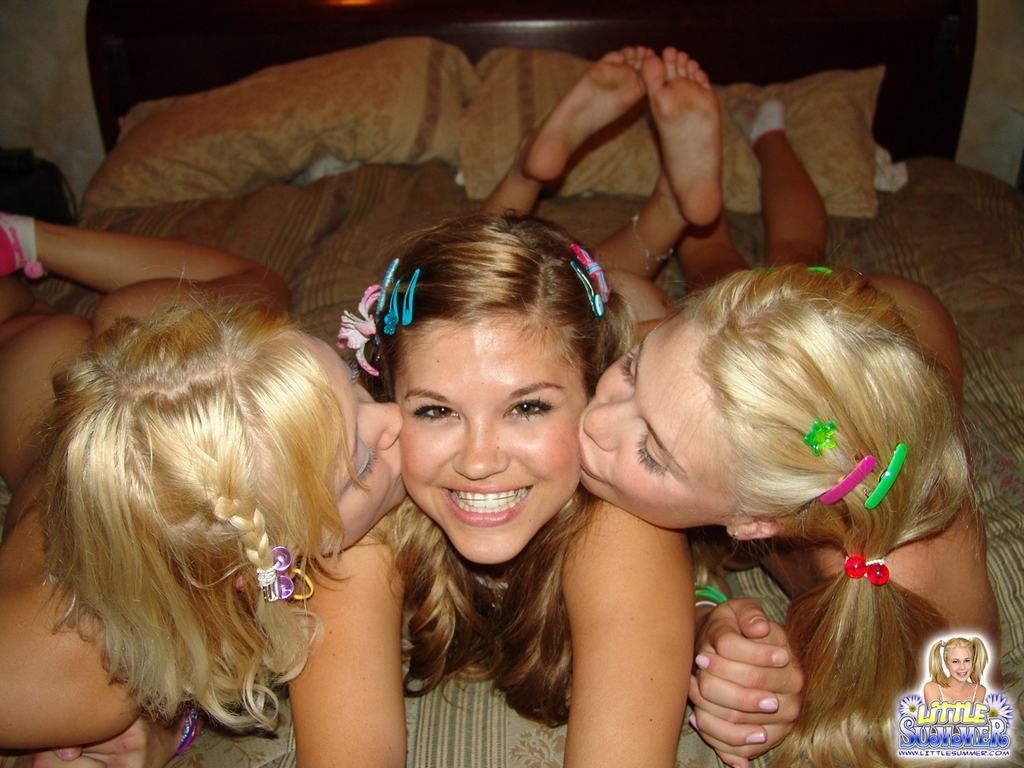Drei achtzehn Jahre alte Freundinnen küssen und lecken Muschi im Bett
 #78136928