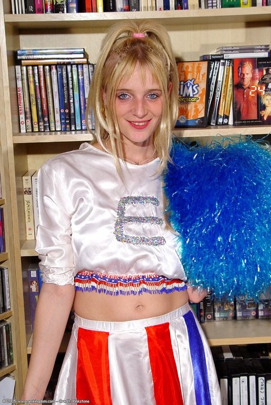Sophia entledigt sich ihrer Cheer-Uniform
 #67337720