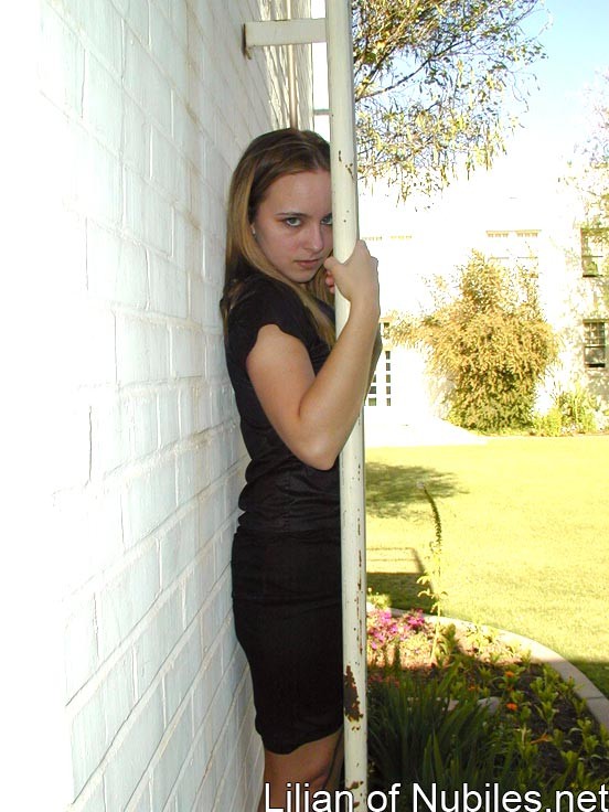 Joven mostrando su apretado coño calvo
 #68493796