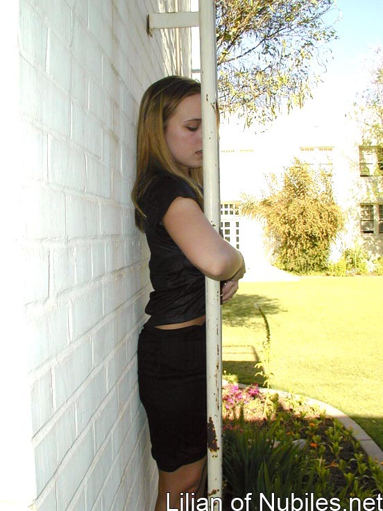 Joven mostrando su apretado coño calvo
 #68493802