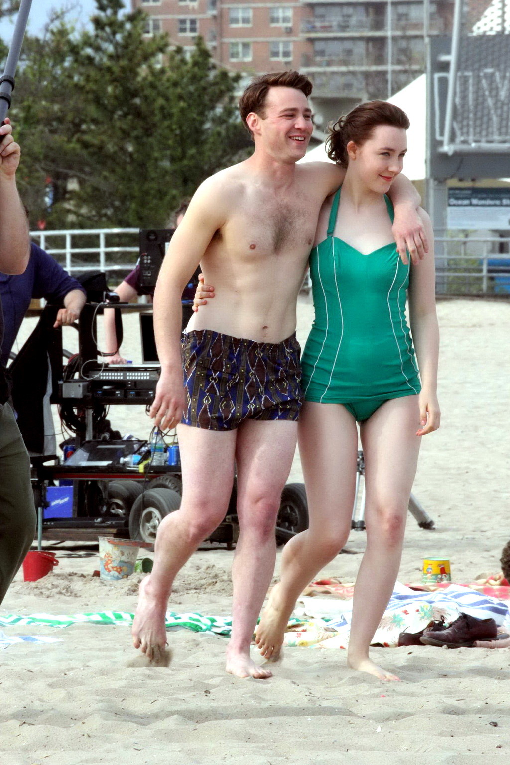 Saoirse ronan botín con traje de baño verde retro en la playa de nueva york
 #75195643