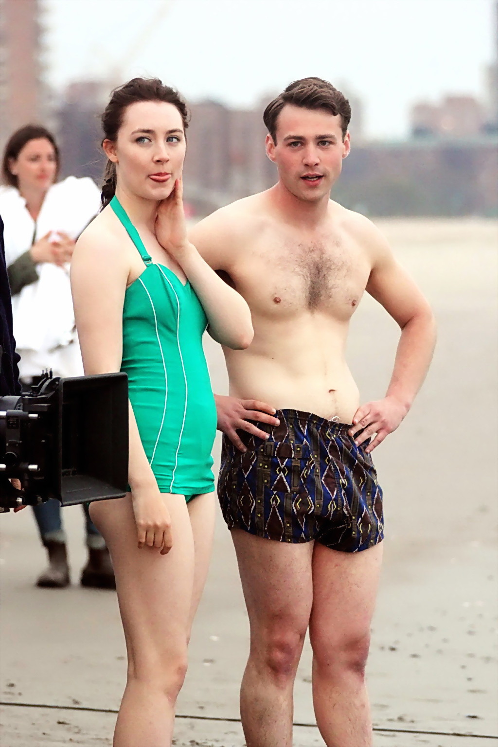 Saoirse ronan en maillot de bain vert rétro à la plage de New York.
 #75195715