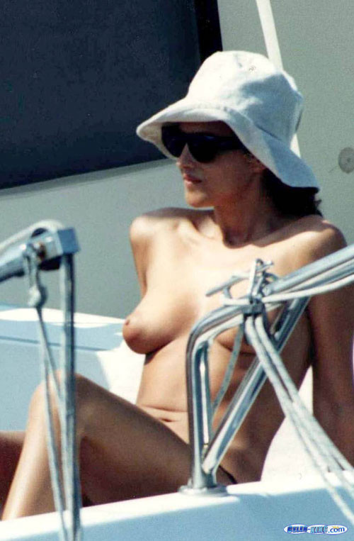 Monica bellucci mostrando sus grandes tetas en see thru
 #75410645