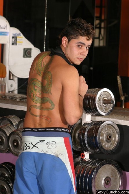 Gay que se ejercita levantando pesas en el gimnasio buscando otros hombres
 #76899203