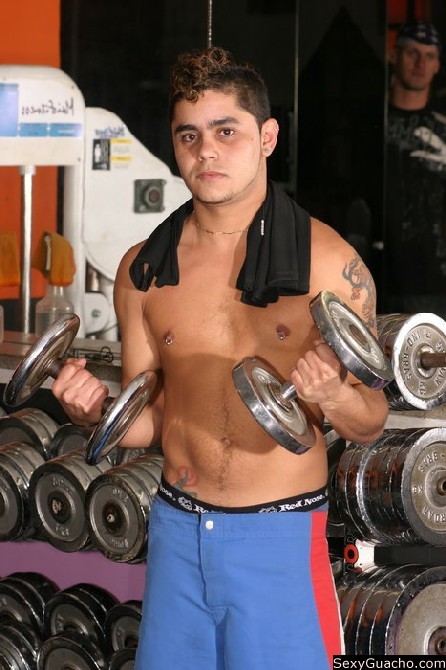Homosexuell Kerl arbeiten Gewichte heben in der Turnhalle auf der Suche nach anderen Männern
 #76899210