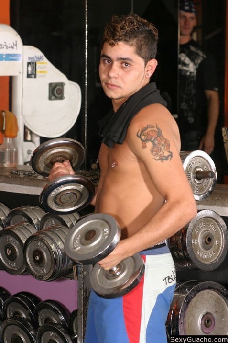 Homosexuell Kerl arbeiten Gewichte heben in der Turnhalle auf der Suche nach anderen Männern
 #76899217