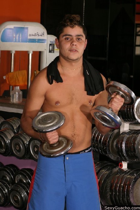 Gay que se ejercita levantando pesas en el gimnasio buscando otros hombres
 #76899231