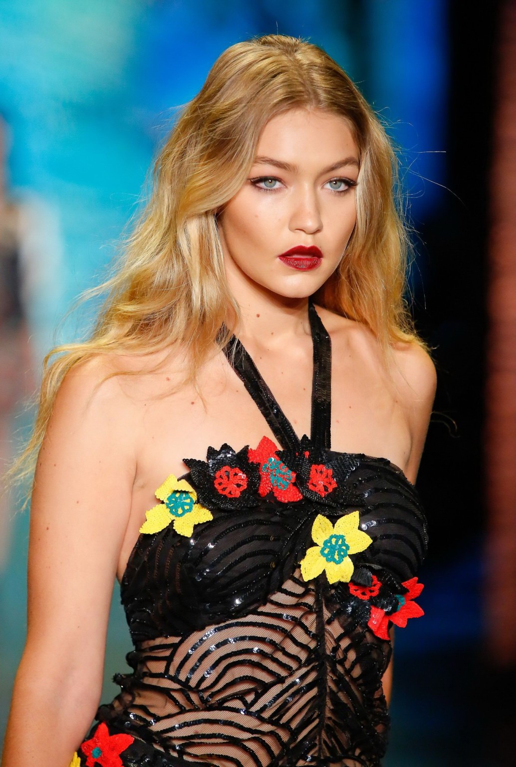 Gigi hadid seethru montrant ses seins sur un podium
 #75152522