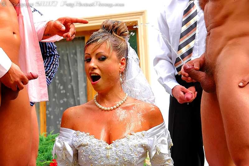 Gruppo di ragazzi che scopano e pisciano su una sposa squallida
 #76621659