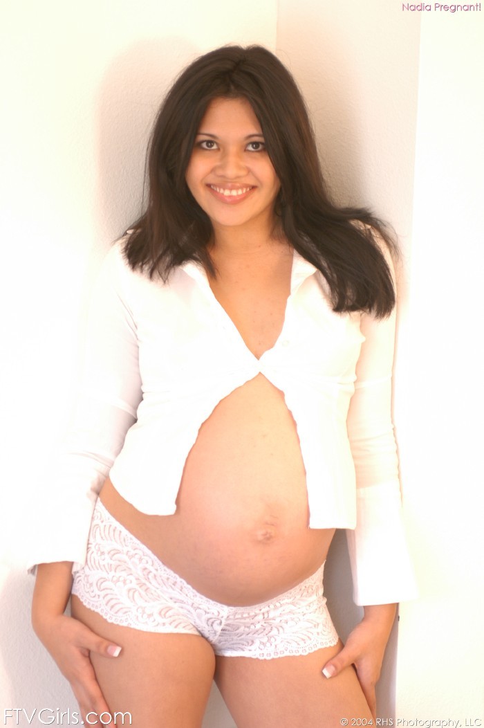 Adorabile teenager incinta che posa la sua figa e allatta sul giocattolo
 #75058526
