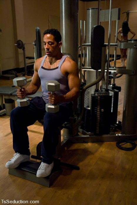 Transexual negra ejercitando a un hombre
 #79277130