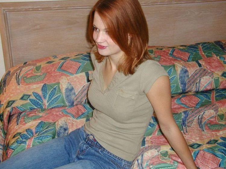 赤毛のガールフレンドは、自家製の写真でマンコの上に精液ショットとファック