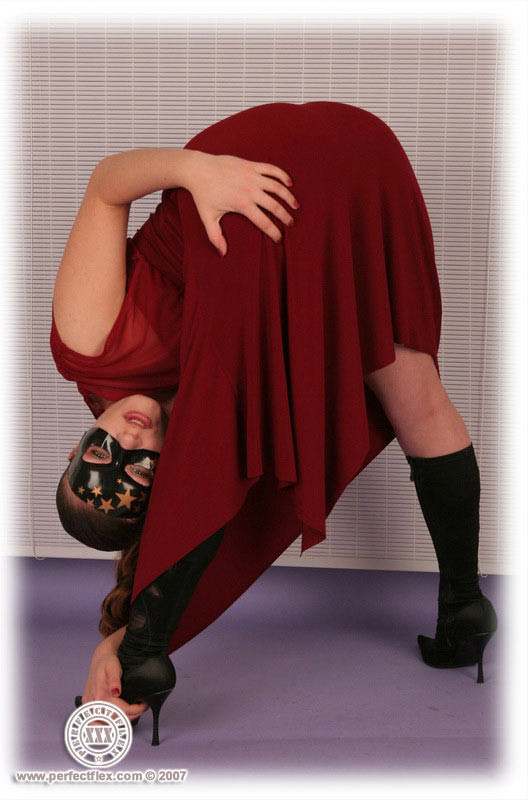 Enmascarado flexible dama rellenando su coño afeitado con un consolador de color rosa
 #73262554