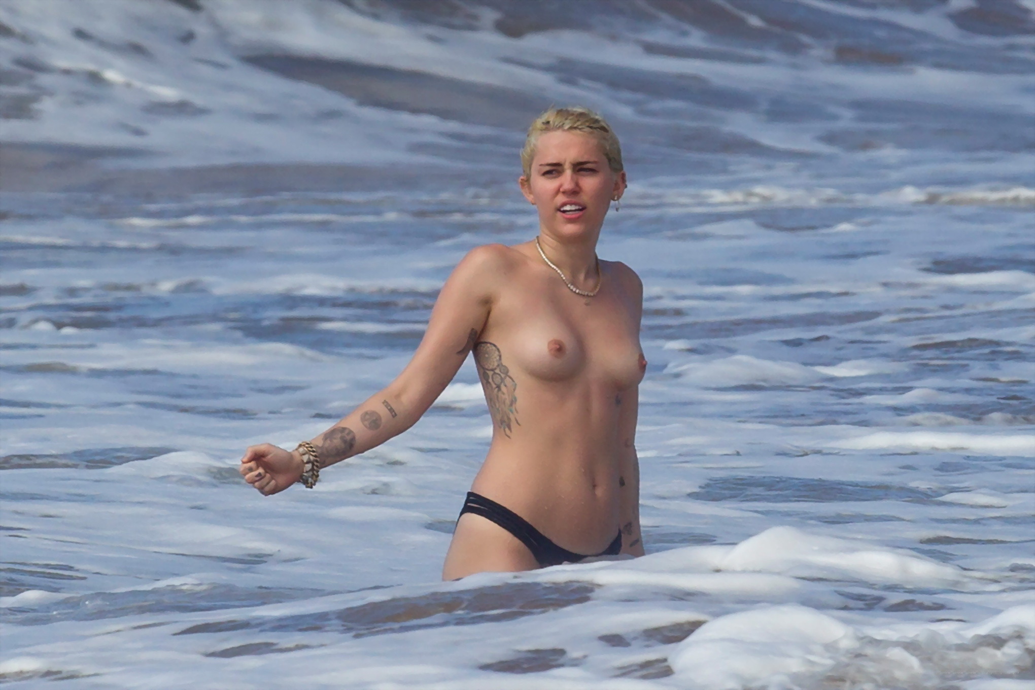 Miley Cyrus caught topless at the beach during the vacation in Hawaii #75174510