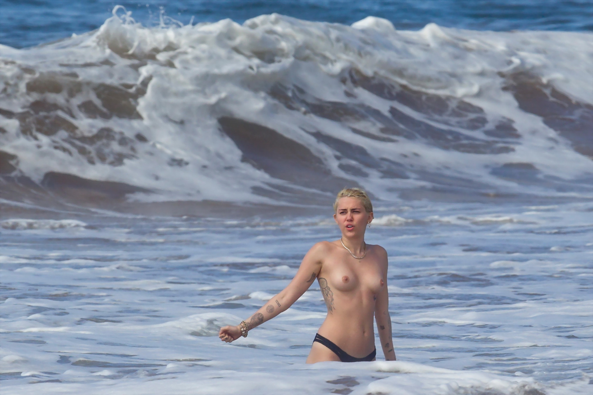 Miley cyrus pillada en topless en la playa durante las vacaciones en hawaii
 #75174517