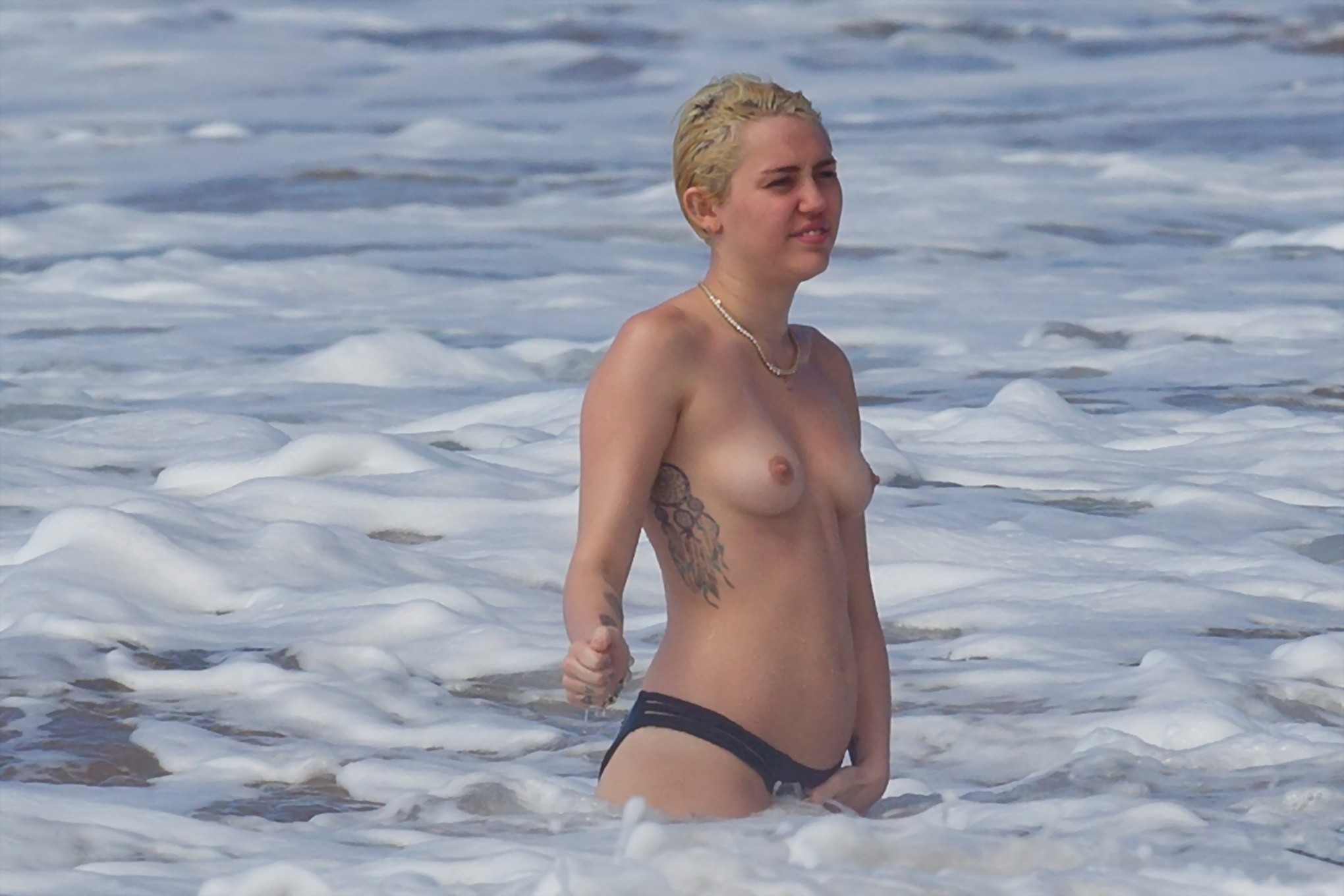 Miley cyrus pillada en topless en la playa durante las vacaciones en hawaii
 #75174527