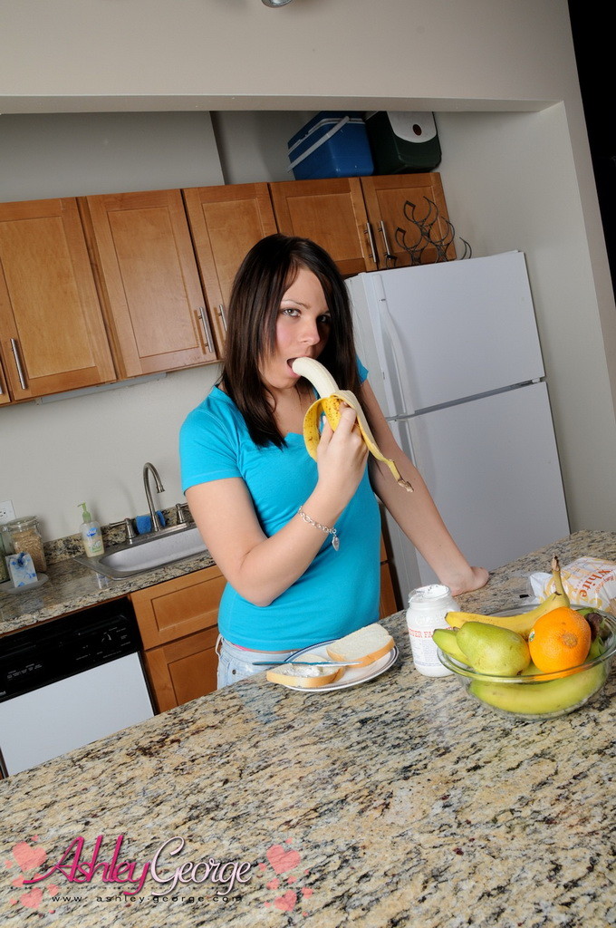 Transexual joven se ensucia en la cocina
 #79116992