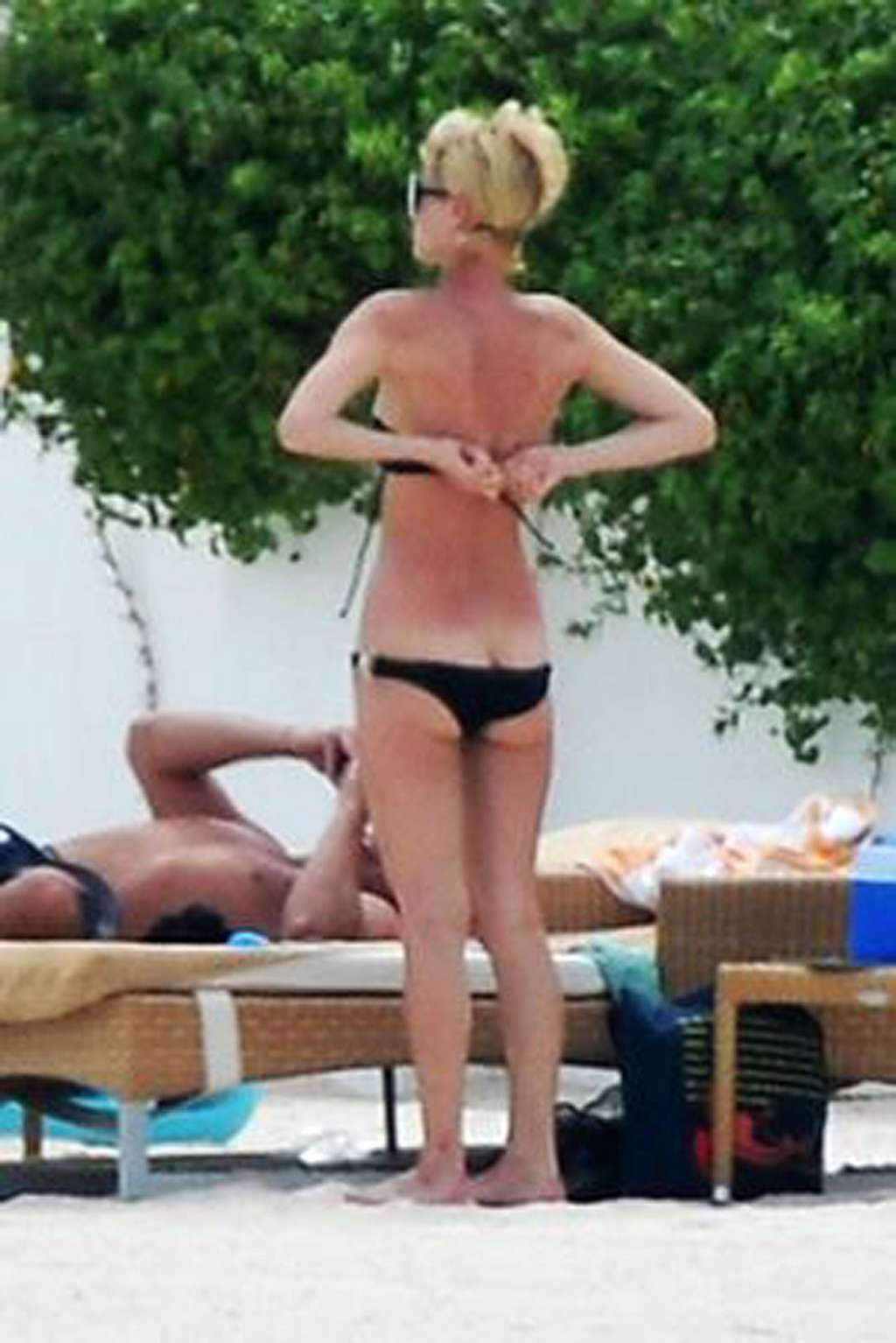 Paris hilton disfrutando en la playa y mostrando su cuerpo sexy en bikini
 #75373597
