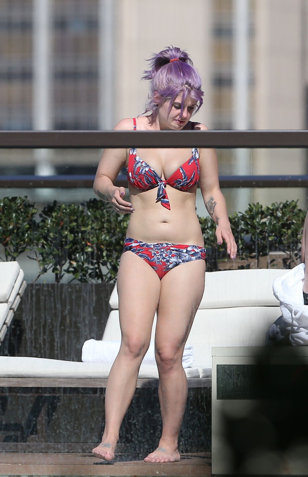 Kelly Osbourne exhibe son corps potelé en bikini à Sydney.
 #75233892