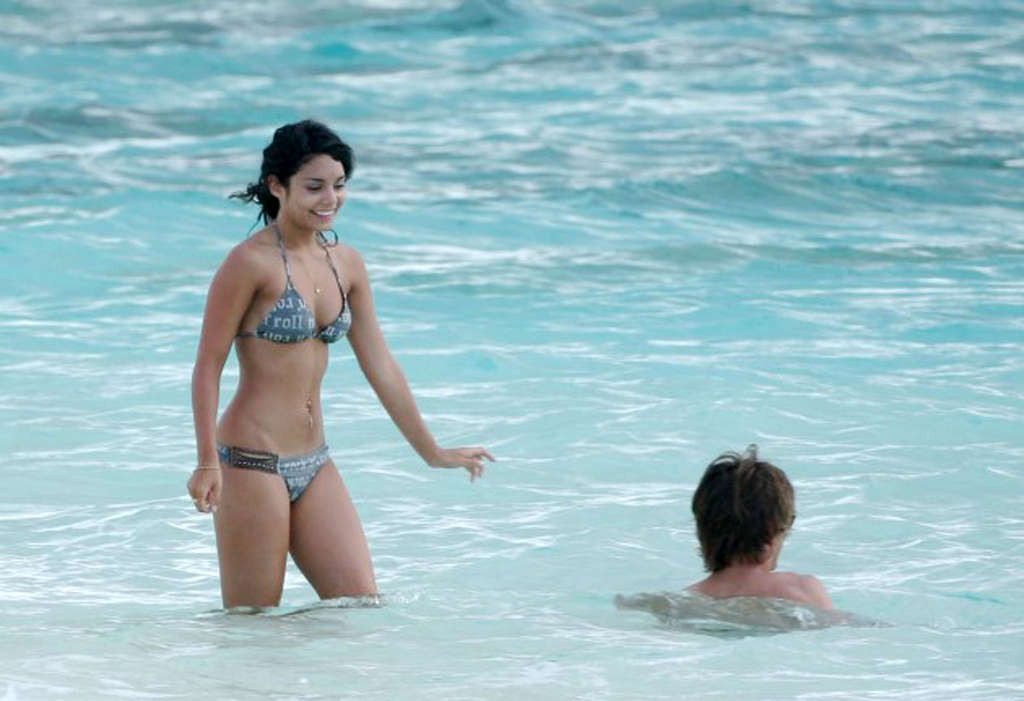 Vanessa hudgens genießt am Strand und zeigt fantastischen Arsch im Bikini
 #75362728