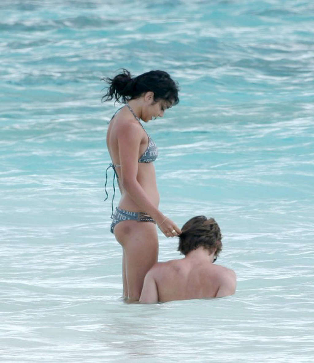 Vanessa Hudgens godendo sulla spiaggia e mostrando fantastico culo in bikini
 #75362734