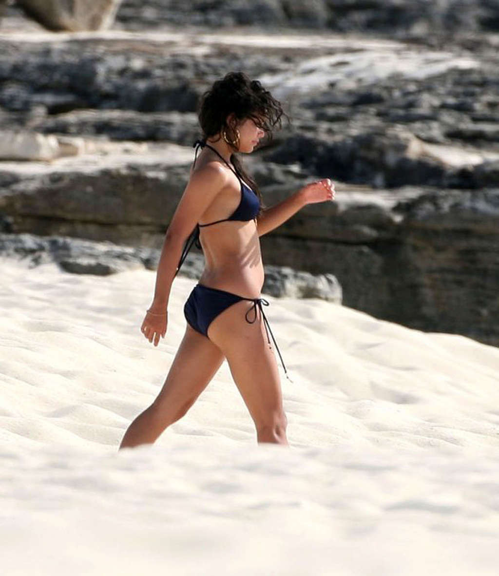 Vanessa Hudgens godendo sulla spiaggia e mostrando fantastico culo in bikini
 #75362784