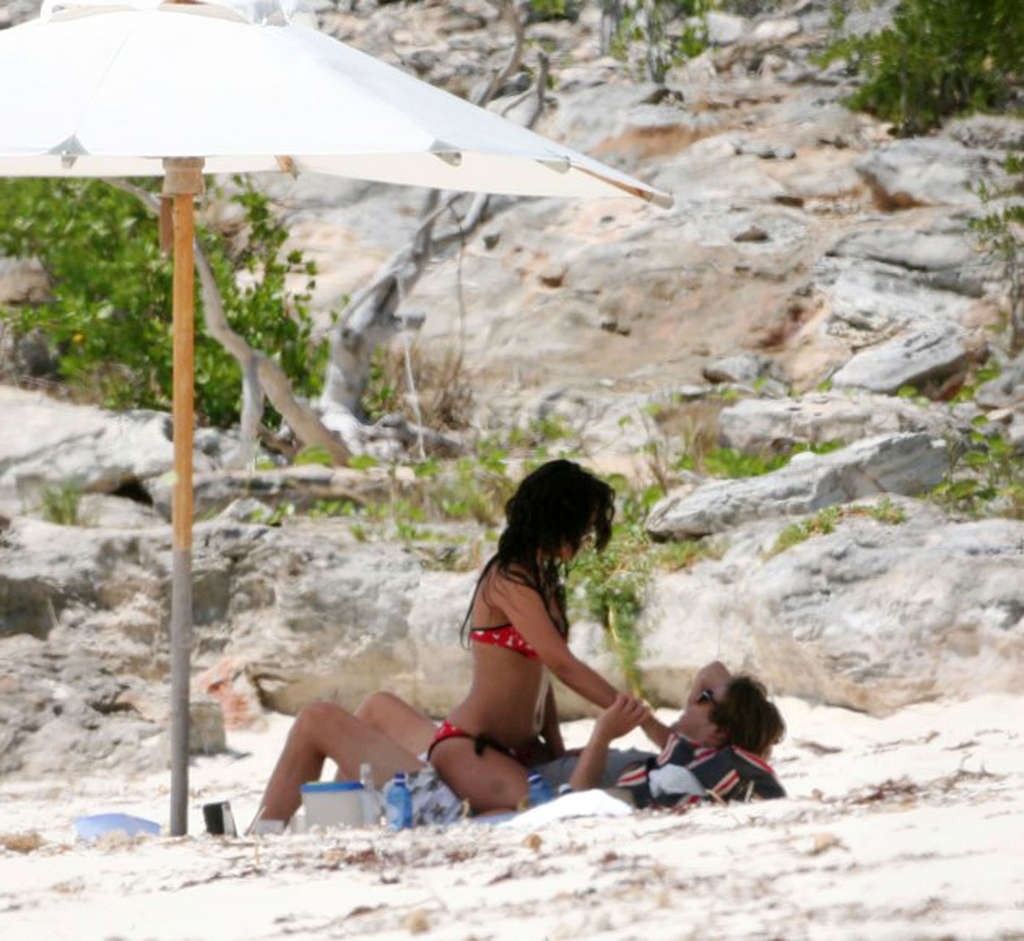 Vanessa Hudgens godendo sulla spiaggia e mostrando fantastico culo in bikini
 #75362806