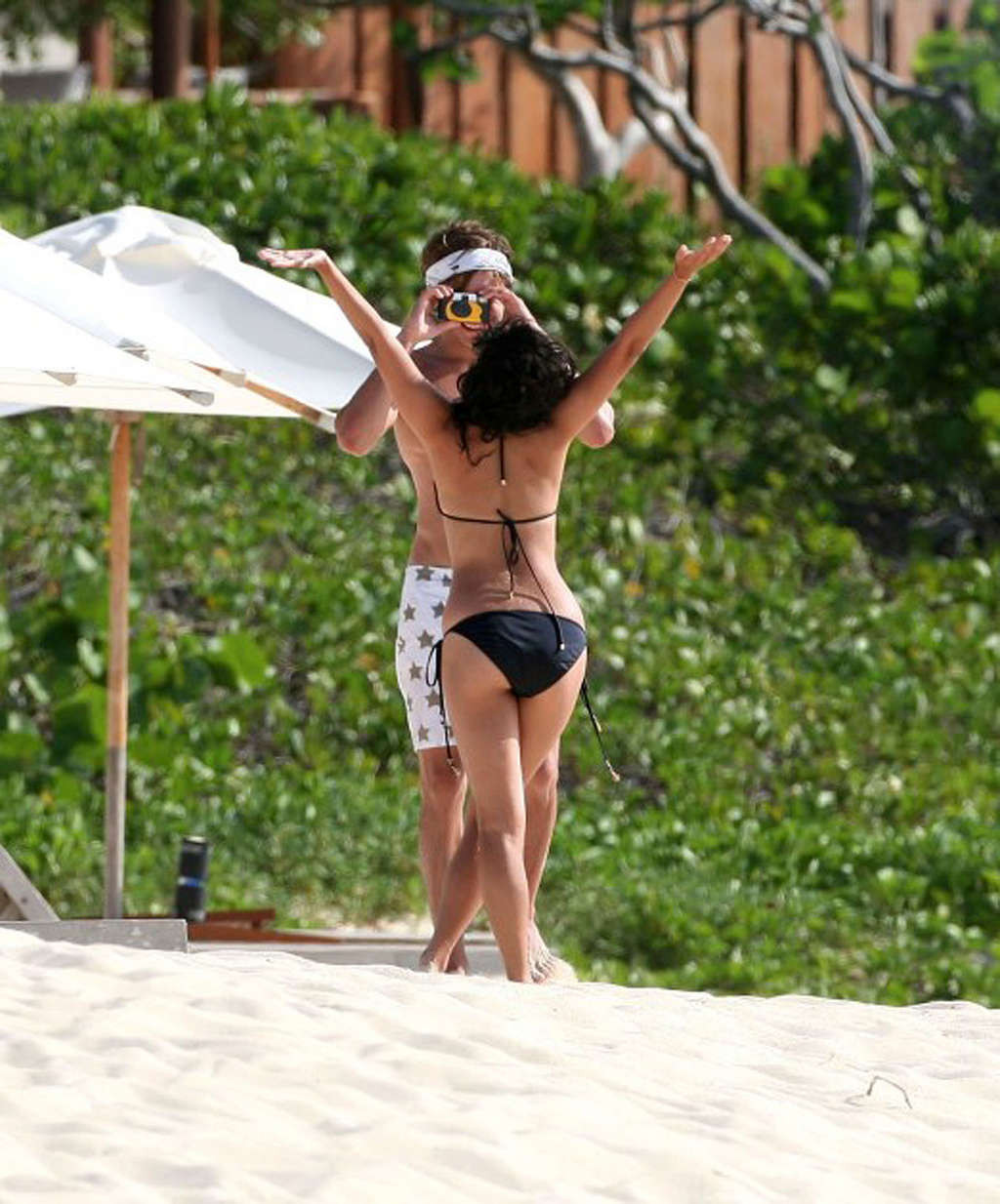 Vanessa Hudgens godendo sulla spiaggia e mostrando fantastico culo in bikini
 #75362824