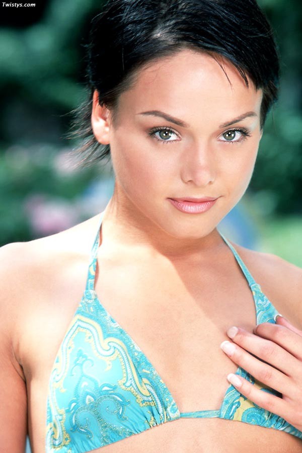 Hot petite babe toying durch den Pool
 #73210602