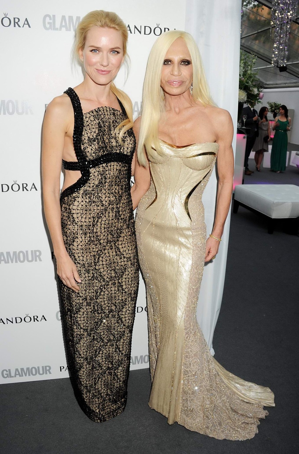 Naomi watts, seins nus, montrant ses seins latéraux aux glamour women of the year awards à lon
 #75261831