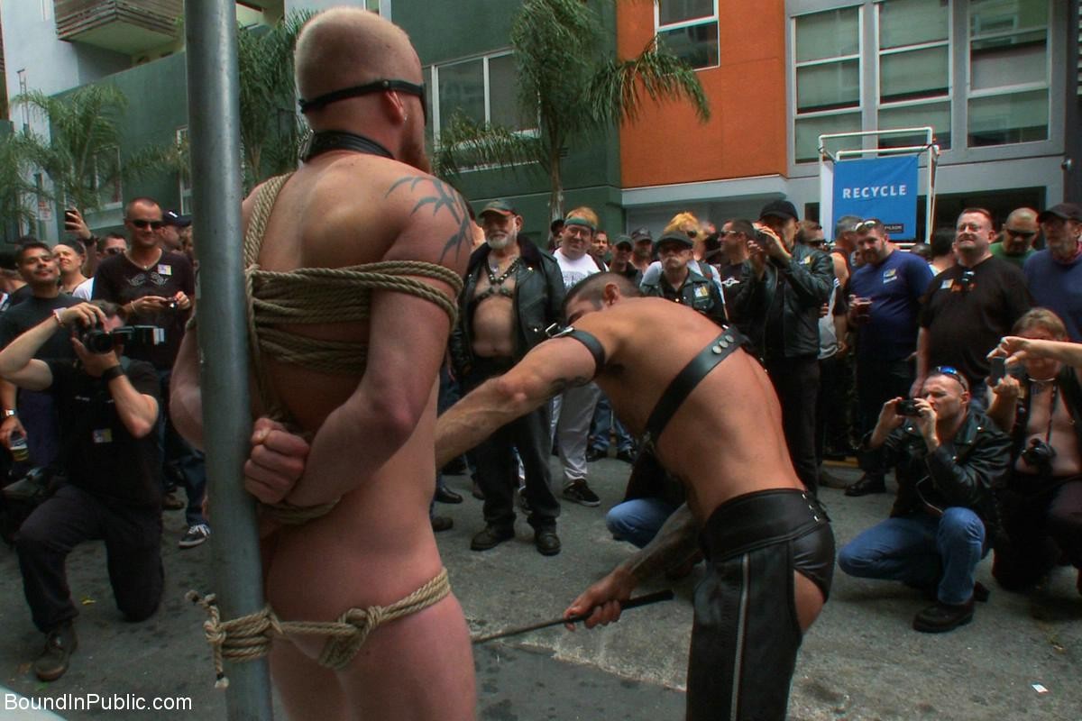 Esclave gay se fait attacher, dominer et baiser en plein air en public
 #76900677