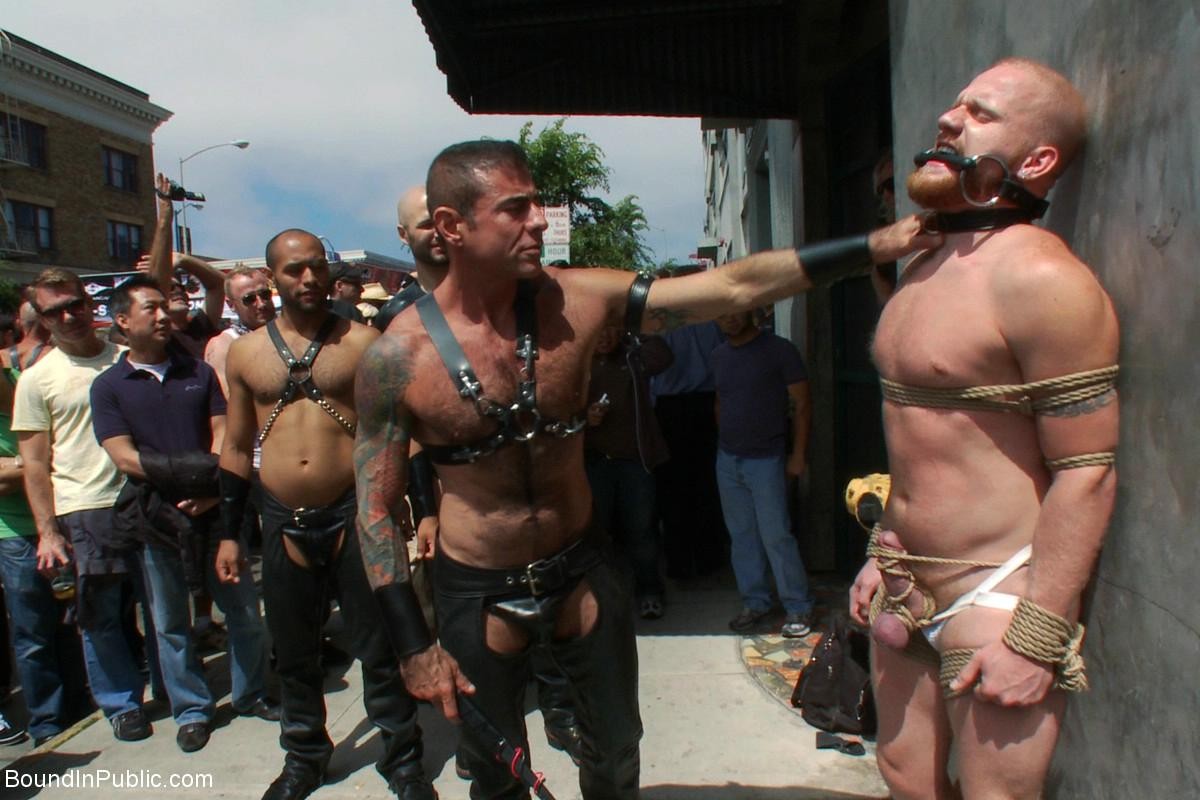 Esclave gay se fait attacher, dominer et baiser en plein air en public
 #76900714