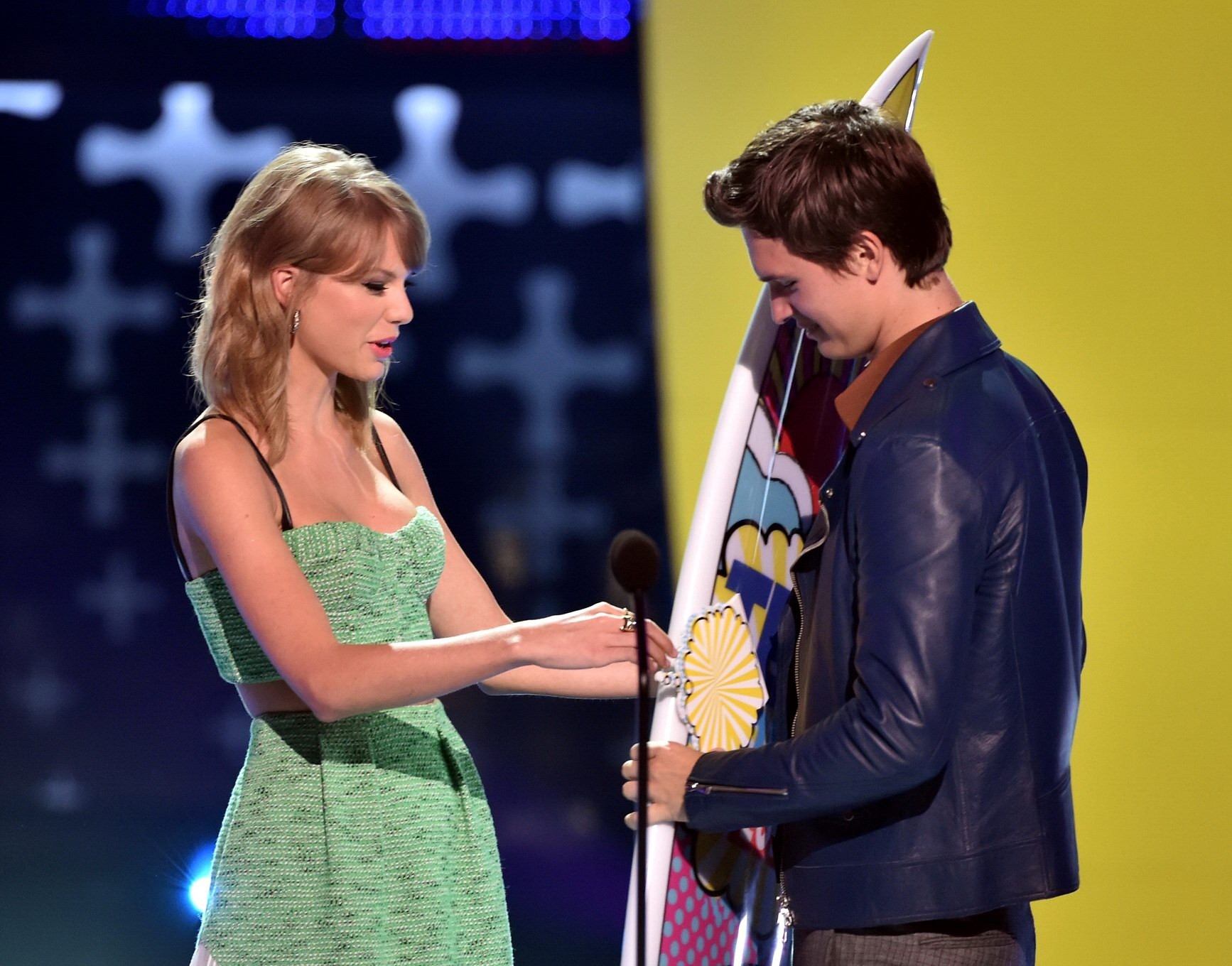 Taylor swift portant un crop top décolleté aux teen choice awards 2014 à la...
 #75189021