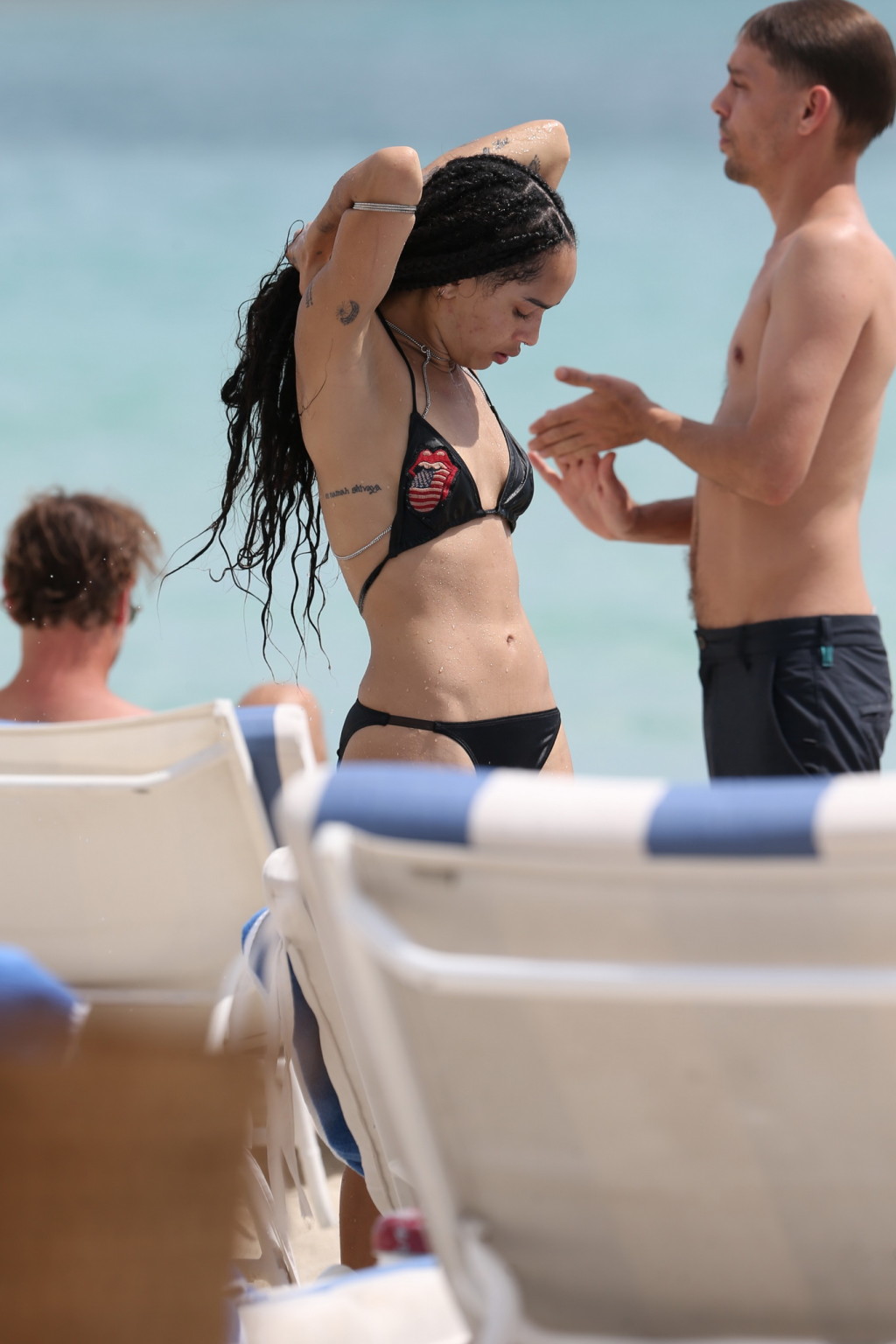 Zoe kravitz zeigt Nippel-Pokies im winzigen schwarzen Bikini
 #75151724