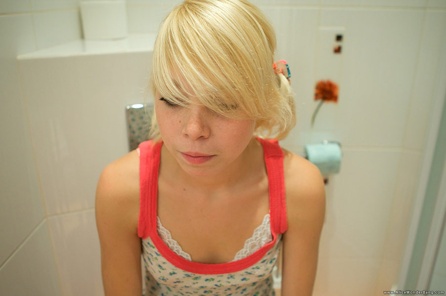 Gorgeous skinny blonde teenie dildoing selbst in der Toilette
 #73816492
