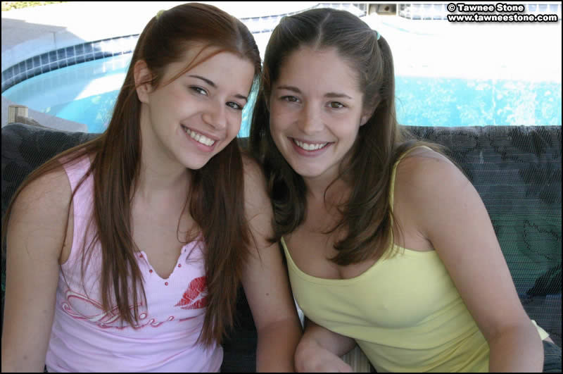 Dos lindas jóvenes se desnudan cerca de la piscina
 #78620022
