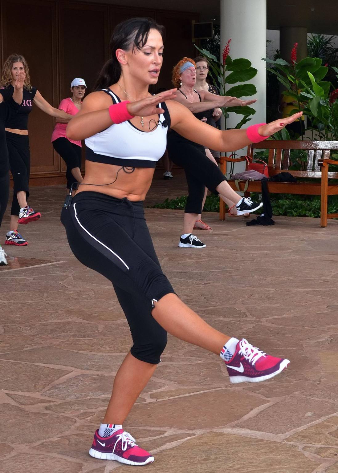 Karina smirnoff s'entraîne en portant un soutien-gorge de sport collant à hawaii
 #75275098