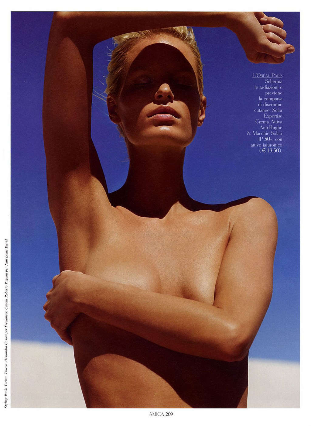 キャロライン・ウィンバーグ、雑誌の撮影で乳房を露出してヌードを披露する
 #75372921